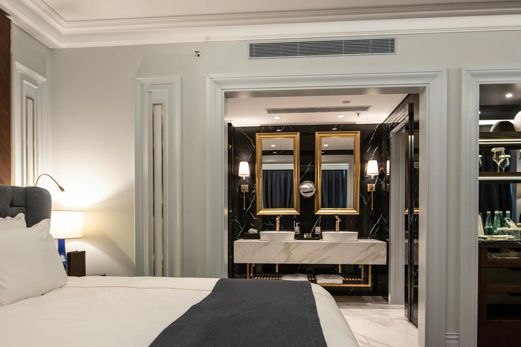 Xheko Imperial Luxury Hotel & Spa Tiranë Ngoại thất bức ảnh A suite at the hotel
