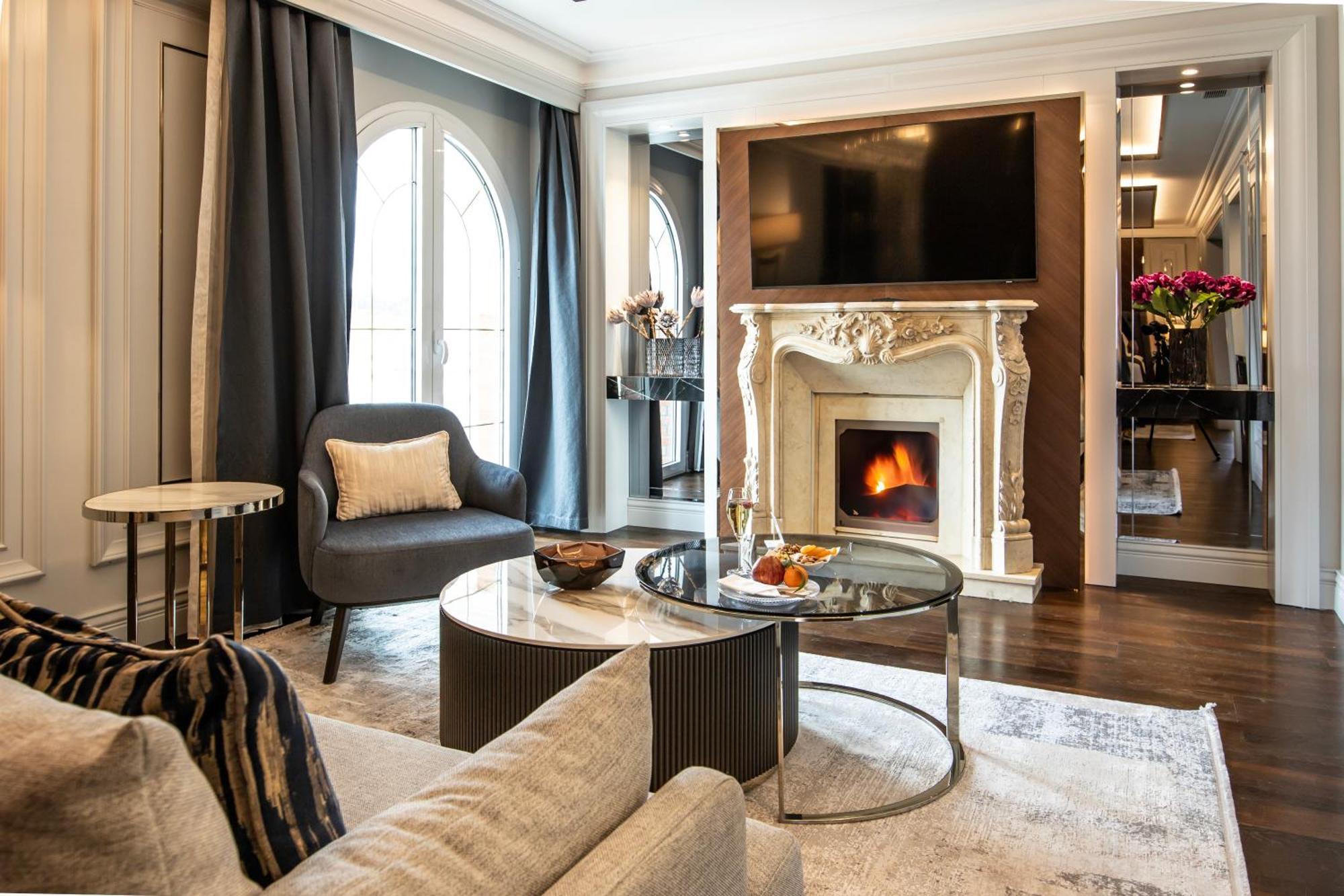 Xheko Imperial Luxury Hotel & Spa Tiranë Ngoại thất bức ảnh The living room of a suite at the Mandarin Oriental, Paris