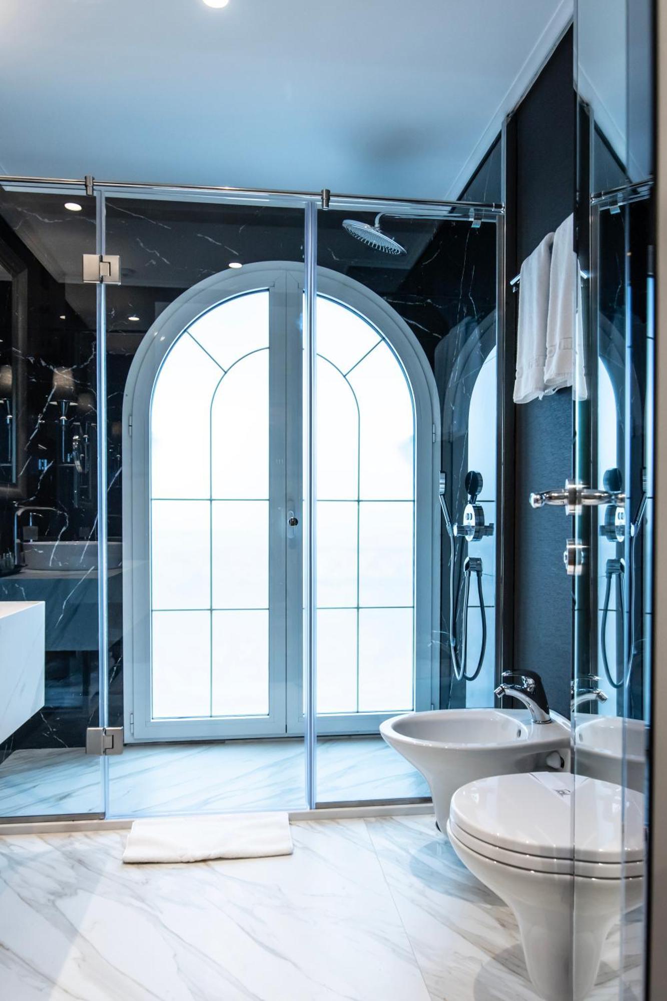 Xheko Imperial Luxury Hotel & Spa Tiranë Ngoại thất bức ảnh A modern bathroom