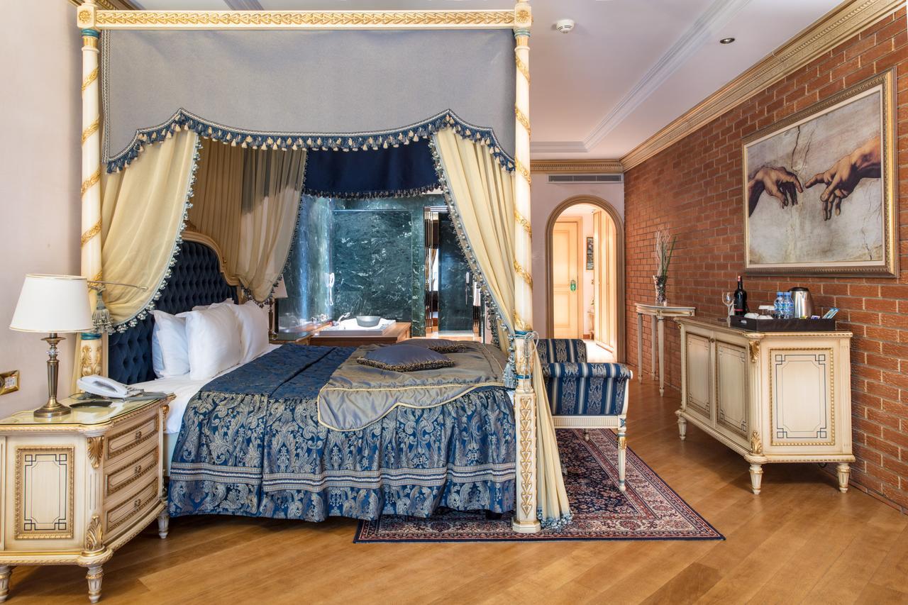 Xheko Imperial Luxury Hotel & Spa Tiranë Ngoại thất bức ảnh A bedroom at the Taj Mahal Palace